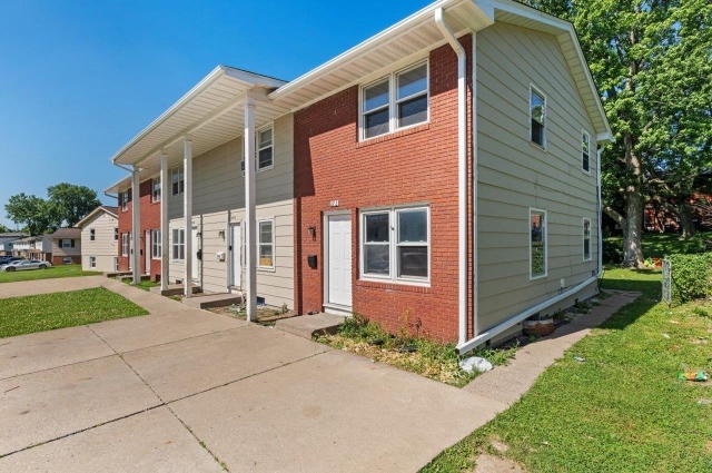 2704 Magnolia Drive, Bettendorf, IA