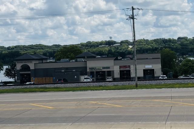 1005 Canal Shore Drive, Leclaire, IA