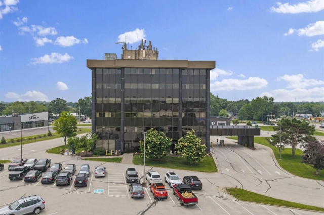 2550 MIDDLE Road, Bettendorf, IA