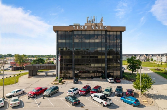 2550 MIDDLE Road, Bettendorf, IA