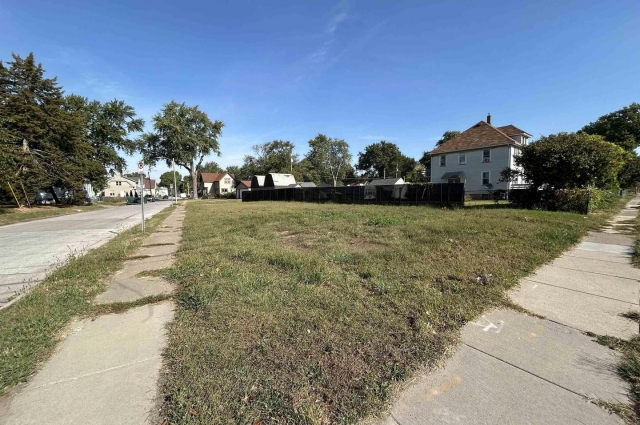 2736 ROCKINGHAM Road, Davenport, IA