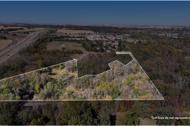 302 SILVER CREEK Road, De Witt, IA